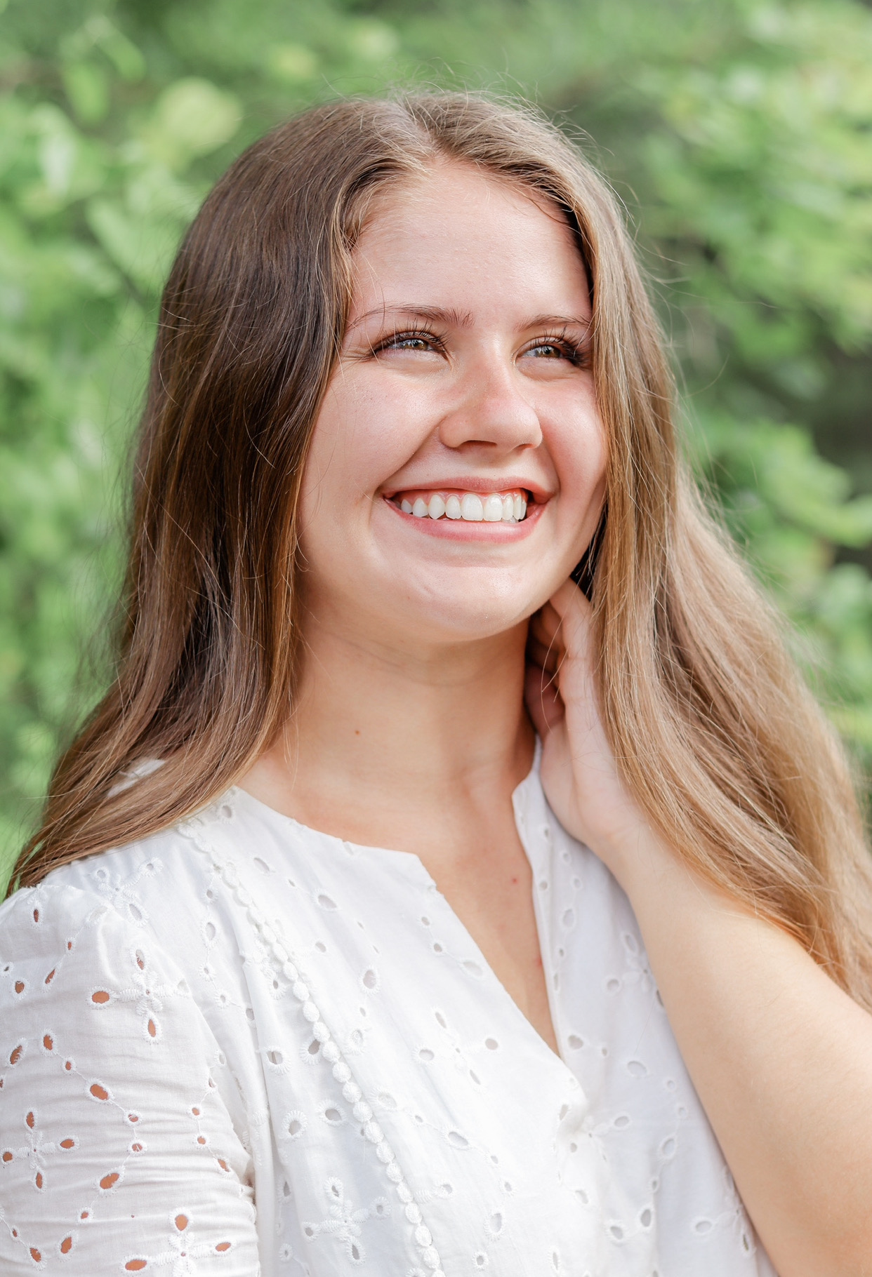 Amanda smiling with a neutral background in Dallas Texas